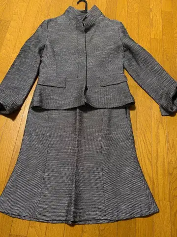 언타이틀 수트 화이트 블랙 광택 있음