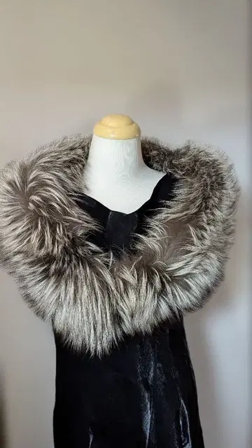 차콜 그레이 계열 퍼 숄 클립 포함