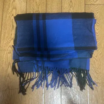 체크 무늬 머플러 블루 계열