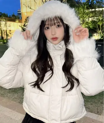 화이트 후드 부착 다운 자켓