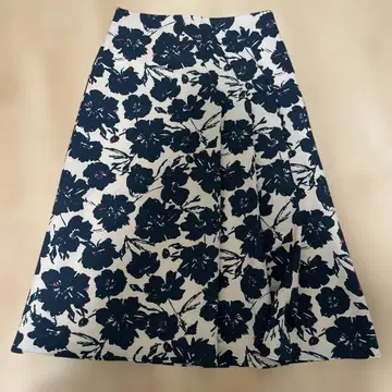 꽃무늬 플레어 스커트 네이비와 화이트 무릎 기장