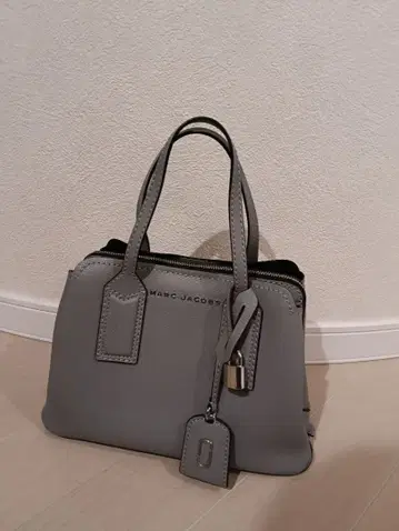 거의 새상품! 정가 70000엔! MARC JACOBS 숄더백 그레이