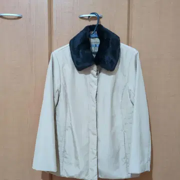 크림색 퀼팅 자켓 퍼 카라 부착