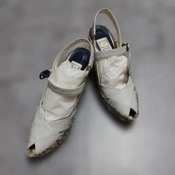 화이트 오픈토 신발