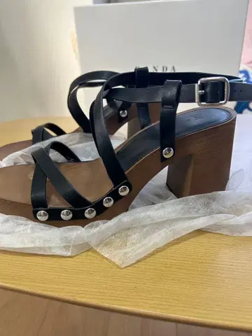 H&M 스터드 샌들 힐