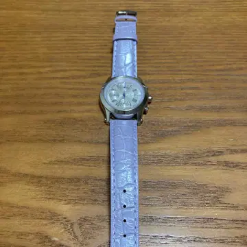 [ 새상품급 ] 이네드 연보라색 크로커다일풍 가죽 아날로그 시계