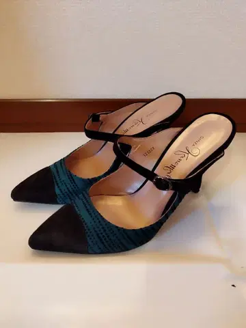 블랙과 그린 스트라이프 하이힐 긴자 카네마츠