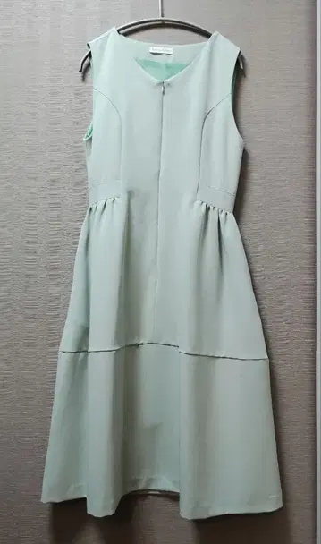 REGINA 슬리브리스 앞 지퍼 원피스