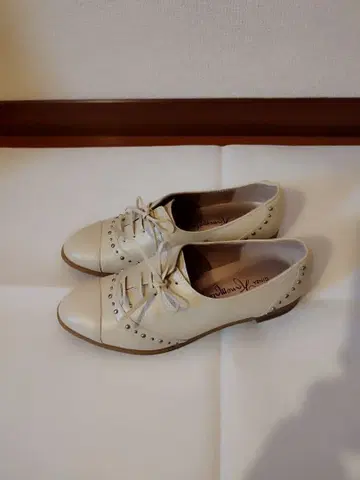 아이보리 스터드 장식 레이스업 슈즈 긴자 카네마츠
