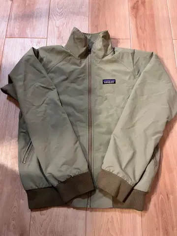 [ 당일 또는 익일 배송 ] 거의 미사용 patagonia 배기 자켓 S