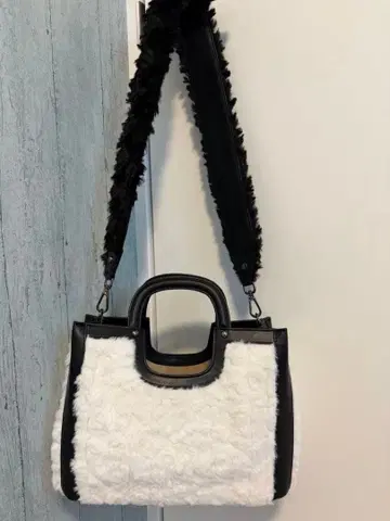 퍼와 합성 피혁의 숄더백