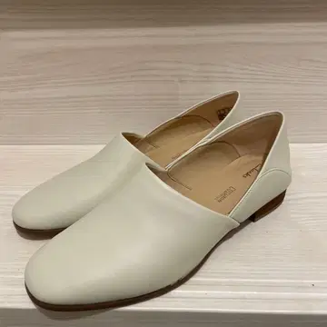[새상품급] Clarks 화이트 플랫슈즈 24cm
