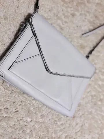 레베카 민코프 화이트 숄더백 약 12만 엔