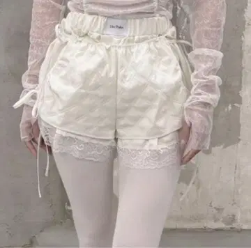 litmus 화이트 퀼팅 레이스 하프 팬츠