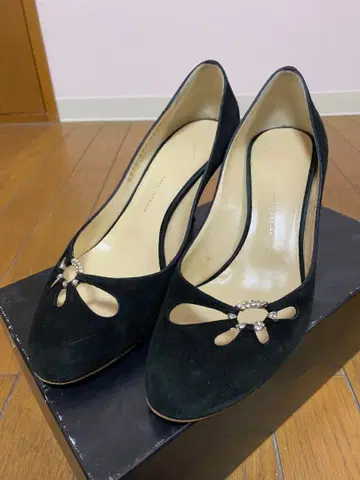 주세페 자노티 블랙 스웨이드 오픈토 펌프스