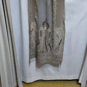 자수 비즈 장식 그레이와 브라운 계열 머플러