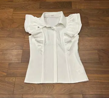 프릴 장식 화이트 슬리브리스 셔츠