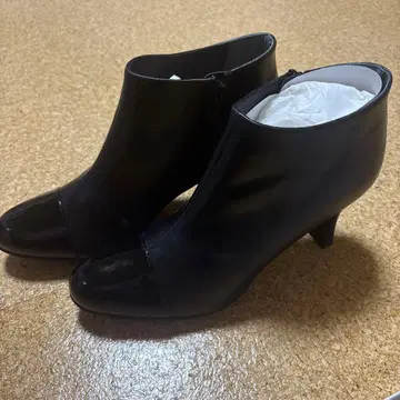 NEORHYTHM 네오리즘 퍼 달린 숏 부티