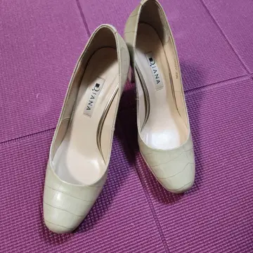 DIANA 악어 엠보싱 펌프스 라이트 그린