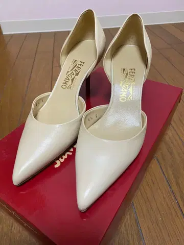 FERRAGAMO 베이지 하이힐 36.5