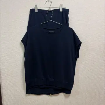 리브 인 컴포트 티셔츠 셋업 네이비 스커트 L