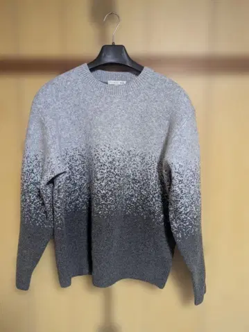 유니클로 x JWA 수플레얀 그라데이션 니트 스웨터 그레이