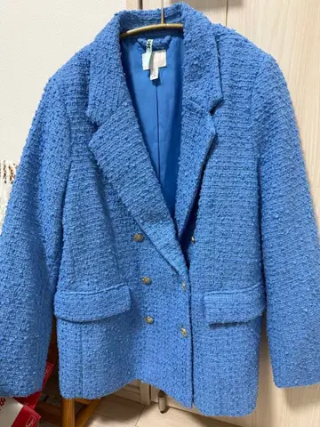 파란색 트위드풍 테일러드 자켓 금색 더블 버튼