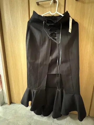 EATME 레이스업 플레어 밑단 롱 스커트 블랙