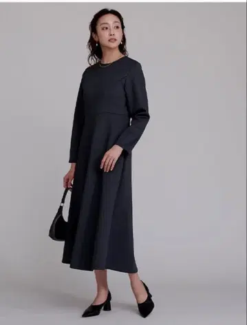 다크 네이비 A라인 긴팔 원피스