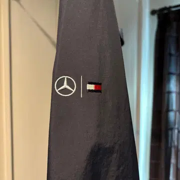 벤츠와 타미힐피거의 콜라보 상품입니다.