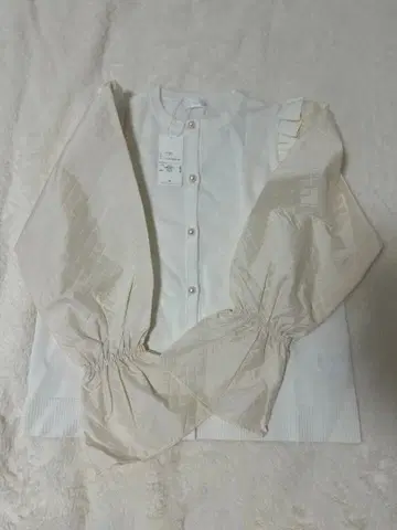 프릴이 달린 화이트 가디건