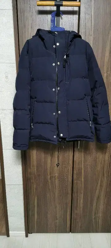 네이비 후드 부착 다운 자켓