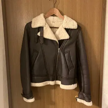 새상품 미사용 (약간 하자 있음) 브라운 가죽 숏 자켓 (퍼 포함)