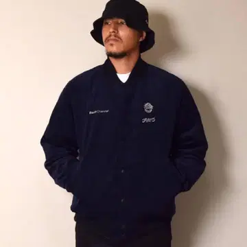 새상품급 백 채널 바시티 자켓