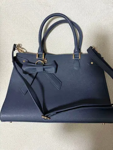 네이비 리본 포함 핸드백