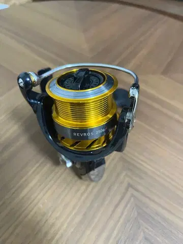 REVROS 2506H 스피닝 릴