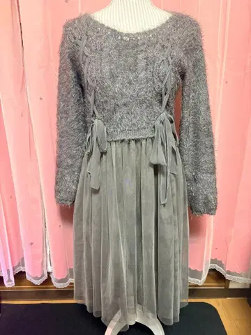 axes femme 그레이 튤 긴팔 무릎 기장 레이스업 원피스