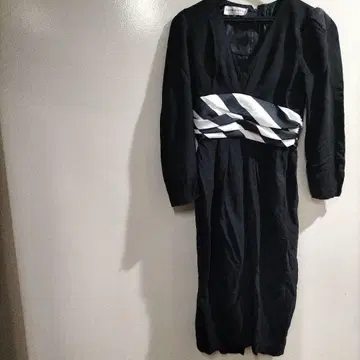 인포트 블랙 V넥 타이트 원피스