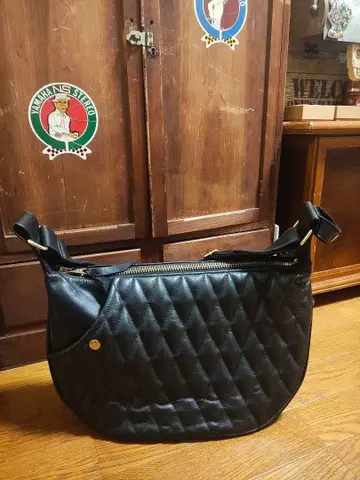 샷 PADDED BANANA BAG 라이더스 퀼팅 백