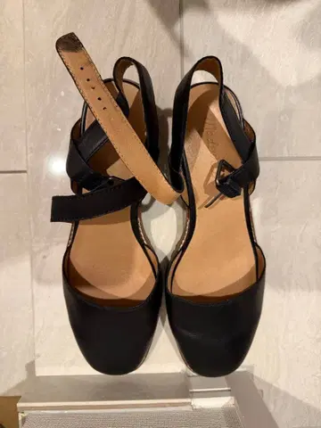 Madewell 블랙 가죽 스트랩 펌프스