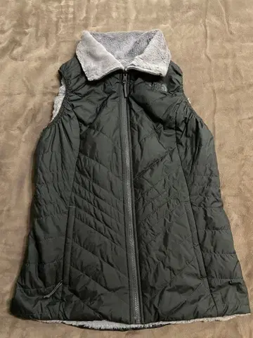 The North Face 다크 그레이 퀼팅 베스트