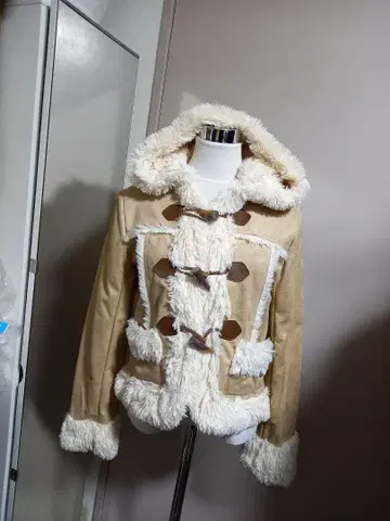 후드 부착 베이지 더플 무스탕 코트