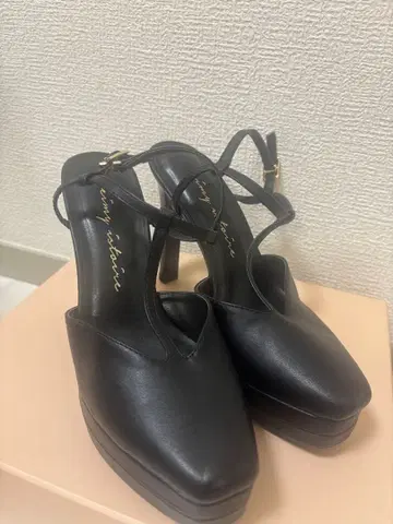 블랙 스트랩 하이힐