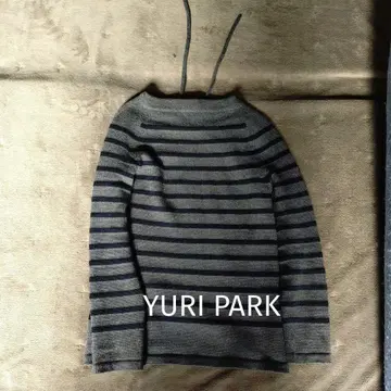 그레이와 네이비 스트라이프 니트 스웨터