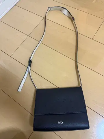 Lui's 블랙 가죽 숄더백