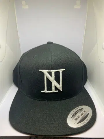 the BoneZ 블랙 스냅백 캡