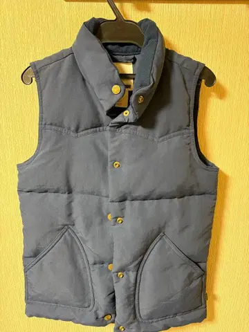 네이비 다운 베스트 앞 포켓 부착