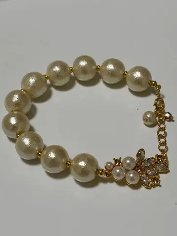 코튼 펄과 크리스탈 장식의 팔찌