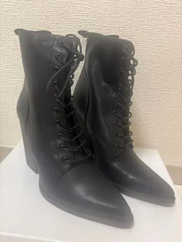 eimyistoire 레이스업 블랙 부츠