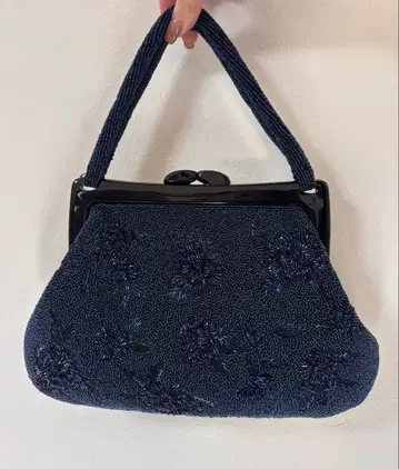 네이비 비즈 장식 플라워 자수 클러치백